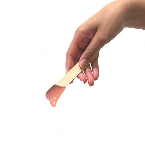 Application d'une huile protectrice sur la jambe avant épilation à la cire