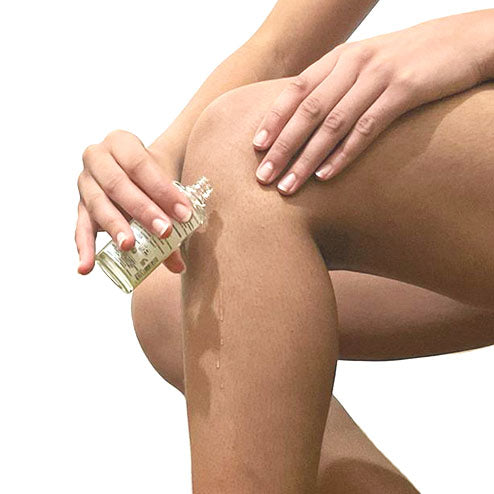 Application d'une huile protectrice sur la jambe apres épilation à la cire
